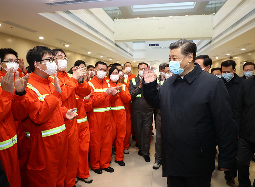 3月29日，中共中央總書記、國家主席、中央軍委主席習近平在浙江考察調研。這是習近平在寧波舟山港穿山港區碼頭了解港口復工復產情況。 新華社記者 鞠鵬 攝