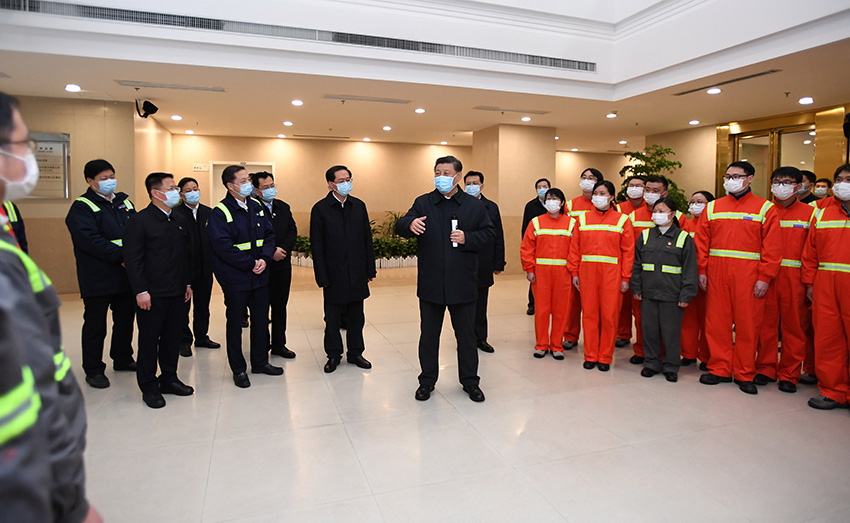 3月29日，中共中央總書記、國家主席、中央軍委主席習(xí)近平在浙江考察調(diào)研。這是習(xí)近平在寧波舟山港穿山港區(qū)碼頭了解港口復(fù)工復(fù)產(chǎn)情況。 新華社記者 燕雁 攝