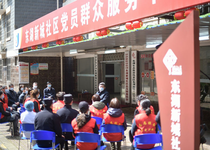 3月10日中午，離開(kāi)火神山醫(yī)院，習(xí)近平趕赴武漢市東湖新城社區(qū)，看望居家隔離的社區(qū)群眾，實(shí)地了解社區(qū)疫情防控、群眾生活保障等情況，對(duì)社區(qū)群眾和防控一線工作人員表示慰問(wèn)和感謝。（文字：張曉鬆、朱基釵 攝影：鞠鵬、龐興雷、謝環(huán)馳）