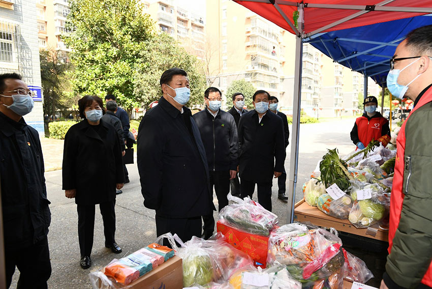 3月10日，中共中央總書記、國家主席、中央軍委主席習近平專門赴湖北省武漢市考察新冠肺炎疫情防控工作。這是習近平在東湖新城社區生活物資集中配送點，詳細詢問社區群眾生活物資採購和供應情況。 新華社記者 謝環馳 攝