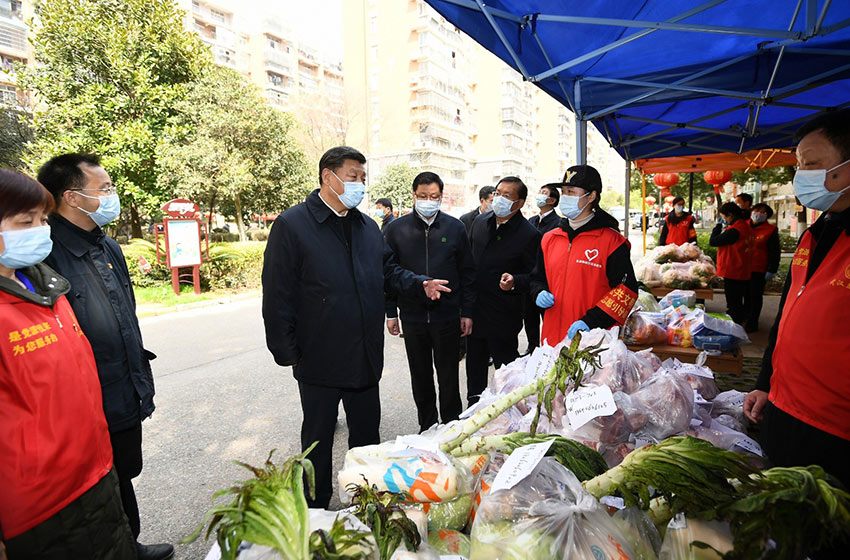 3月10日中午，離開火神山醫(yī)院，習(xí)近平趕赴武漢市東湖新城社區(qū)，看望居家隔離的社區(qū)群眾，實(shí)地了解社區(qū)疫情防控、群眾生活保障等情況，對社區(qū)群眾和防控一線工作人員表示慰問和感謝。（文字：張曉鬆、朱基釵 攝影：鞠鵬、龐興雷、謝環(huán)馳）