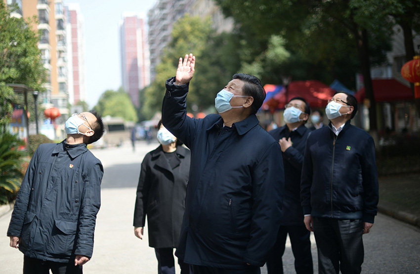 3月10日，中共中央總書記、國家主席、中央軍委主席習近平專門赴湖北省武漢市考察新冠肺炎疫情防控工作。這是習近平在東湖新城社區考察時，向在家隔離居住的居民揮手致意、表示慰問。 新華社記者 謝環馳 攝