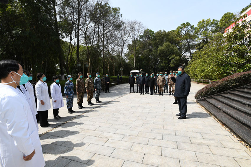 3月10日，中共中央總書記、國家主席、中央軍委主席習近平專門赴湖北省武漢市考察新冠肺炎疫情防控工作。這是習近平在火神山醫院辦公樓外廣場接見湖北省和軍隊、外地支援湖北醫護人員代表，致以親切慰問和衷心感謝。新華社記者 謝環馳 攝