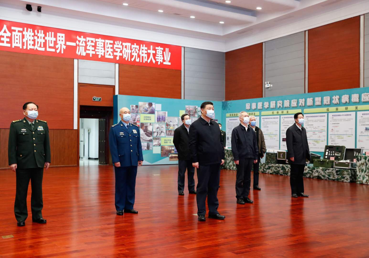 3月2日，中共中央總書記、國家主席、中央軍委主席習(xí)近平在北京考察新冠肺炎防控科研攻關(guān)工作。這是習(xí)近平在軍事醫(yī)學(xué)研究院聽取關(guān)於新冠肺炎疫情防控科研攻關(guān)的總體情況匯報。 新華社記者 劉彬 攝