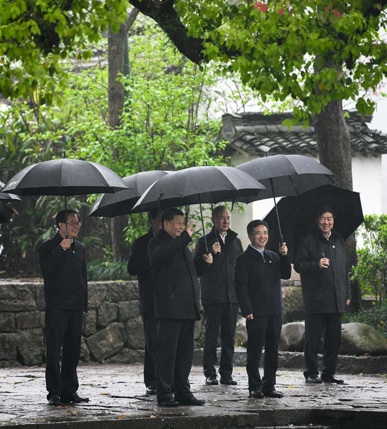 3月31日，中共中央總書記、國家主席、中央軍委主席習近平在杭州考察。這是習近平在西溪國家濕地公園就西溪濕地保護利用情況進行考察調研。 新華社記者 申宏 攝