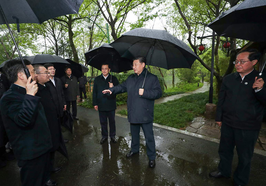 3月31日，中共中央總書記、國家主席、中央軍委主席習近平在杭州考察。這是習近平在西溪國家濕地公園就西溪濕地保護利用情況進行考察調研。 新華社記者 鞠鵬 攝