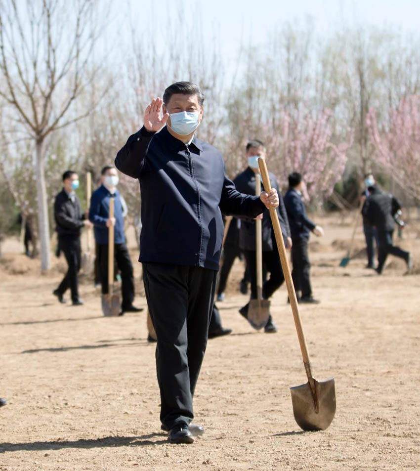 4月3日，黨和國家領(lǐng)導(dǎo)人習(xí)近平、李克強、栗戰(zhàn)書、汪洋、王滬寧、趙樂際、韓正、王岐山等來到北京市大興區(qū)舊宮鎮(zhèn)參加首都義務(wù)植樹活動。這是習(xí)近平拿起鐵鍬走向植樹地點，向正在植樹的干部群眾揮手致意。 新華社記者 丁海濤 攝