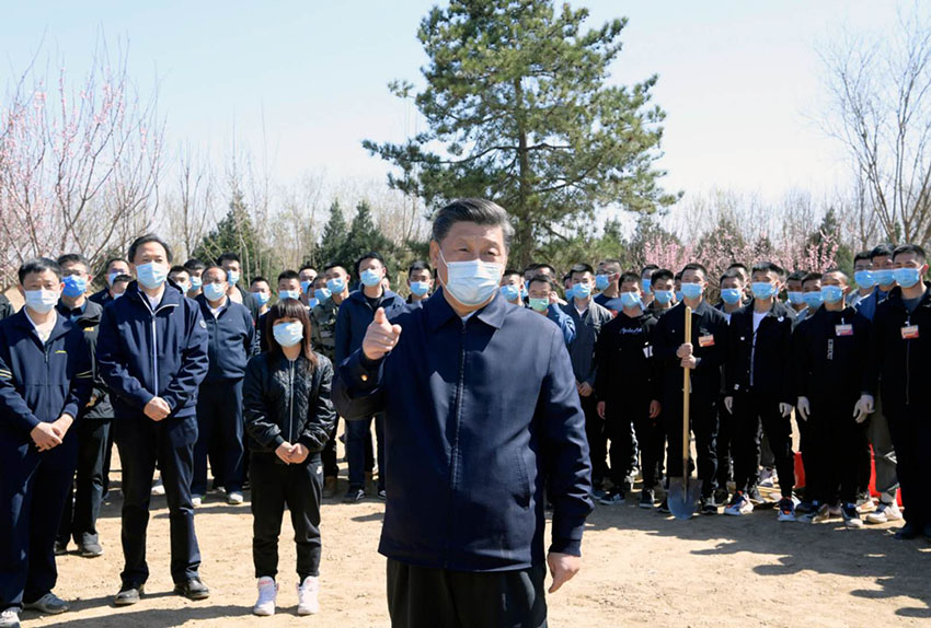 4月3日，黨和國家領導人習近平、李克強、栗戰書、汪洋、王滬寧、趙樂際、韓正、王岐山等來到北京市大興區舊宮鎮參加首都義務植樹活動。這是植樹期間，習近平同在場的干部群眾親切交談。 新華社記者 李學仁 攝