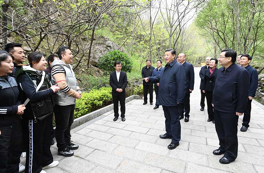 4月20日，中共中央總書記、國家主席、中央軍委主席習近平在陝西考察調研。這是習近平在位於商洛市柞水縣的秦嶺牛背梁國家級自然保護區，考察秦嶺生態保護情況。 新華社記者 謝環馳 攝