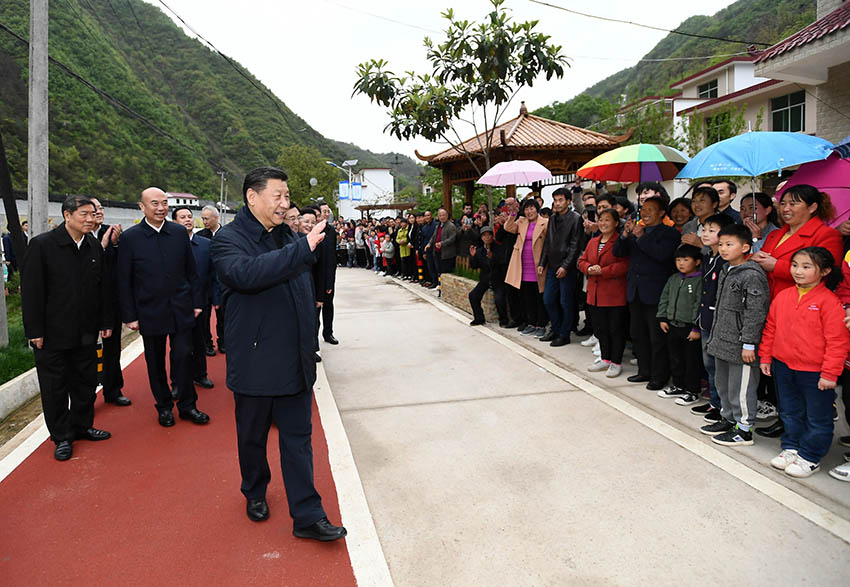 4月20日，中共中央總書記、國家主席、中央軍委主席習近平在陝西考察調研。這是習近平在商洛市柞水縣小嶺鎮金米村向鄉親們致意。 新華社記者 謝環馳 攝