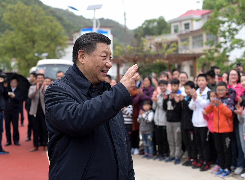 4月20日，中共中央總書記、國家主席、中央軍委主席習近平在陝西考察調研。這是習近平在商洛市柞水縣小嶺鎮(zhèn)金米村向鄉(xiāng)親們致意。 新華社記者 謝環(huán)馳 攝