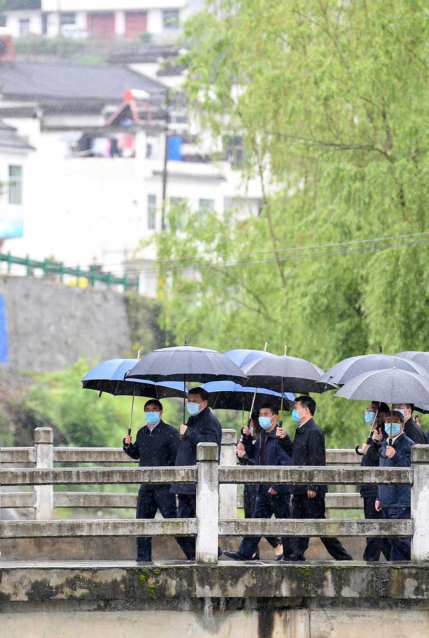 習近平總書記21日來到陝西省安康市平利縣老縣鎮，在錦屏社區、鎮衛生院、中心小學和茶園考察當地脫貧攻堅等情況。（文字記者：張曉鬆 攝影記者：鞠鵬、謝環馳、燕雁、翟健嵐）