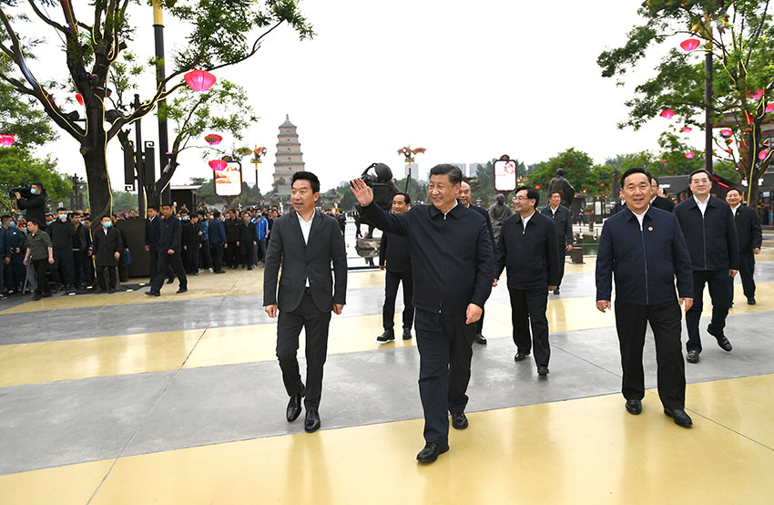 4月20日至23日，中共中央總書記、國(guó)家主席、中央軍委主席習(xí)近平在陝西考察。這是4月22日，習(xí)近平在西安大唐不夜城步行街考察時(shí)，向游客揮手致意。新華社記者 謝環(huán)馳 攝