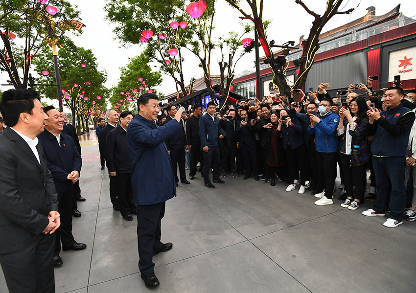 4月20日至23日，中共中央總書記、國家主席、中央軍委主席習近平在陝西考察。這是4月22日，習近平在西安大唐不夜城步行街考察時，向游客揮手致意。新華社記者 謝環馳 攝