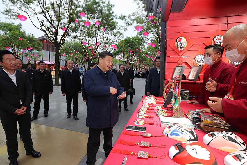 習近平總書記22日在西安考察調研。他先后來到陝西汽車控股集團有限公司、西安交通大學、大唐不夜城步行街，了解企業復工復產和社會生活秩序恢復等情況。（文字記者：張曉鬆  攝影記者：鞠鵬、謝環馳、燕雁、翟健嵐）