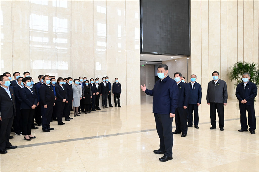 5月11日至12日，中共中央總書記、國家主席、中央軍委主席習近平在山西考察。這是5月12日上午，習近平在山西轉型綜合改革示范區政務服務中心考察時，同工作人員親切交流。新華社記者 李學仁 攝