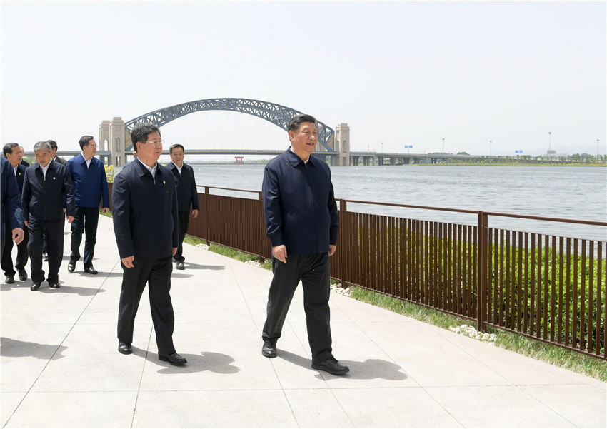 5月11日至12日，中共中央總書記、國家主席、中央軍委主席習近平在山西考察。這是5月12日中午，習近平在汾河太原城區(qū)晉陽橋段考察汾河水治理及沿岸生態(tài)保護、城市環(huán)境建設等情況。新華社記者 李學仁 攝