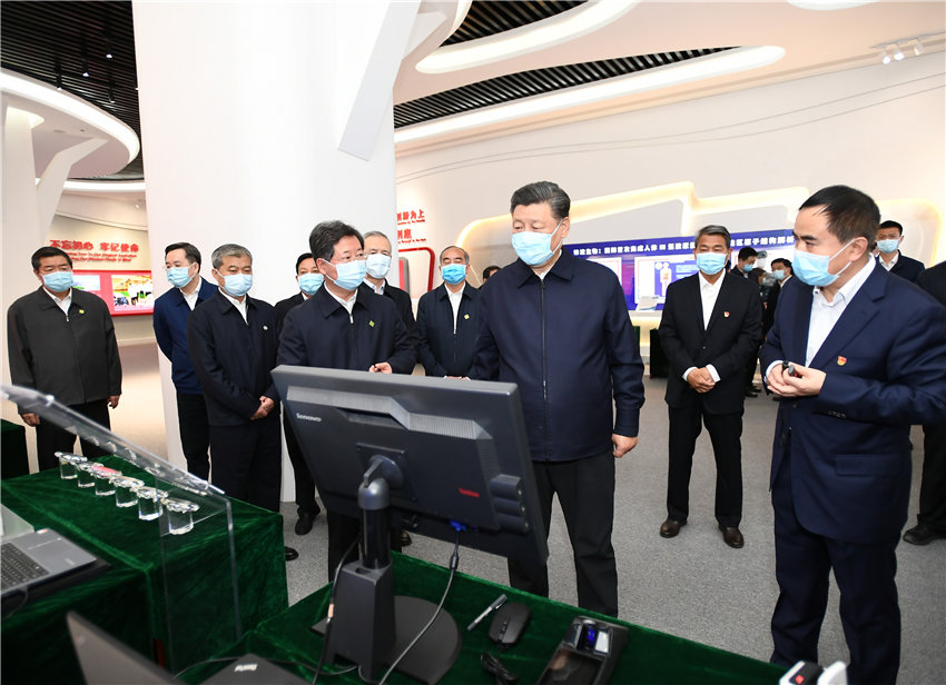 5月11日至12日，中共中央總書記、國家主席、中央軍委主席習近平在山西考察。這是5月12日上午，習近平在山西轉型綜合改革示范區政務服務中心，了解示范區改革創新發展情況。新華社記者 謝環馳 攝