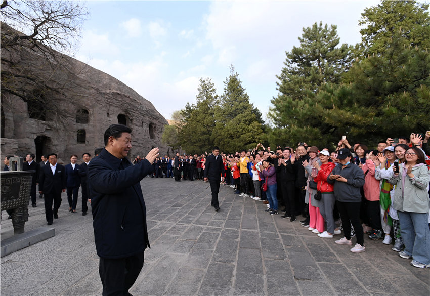 5月11日至12日，中共中央總書記、國家主席、中央軍委主席習近平在山西考察。這是5月11日下午，習近平在大同市雲岡石窟考察時，向游客們揮手致意。新華社記者 李學仁 攝