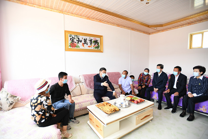 6月8日至10日，中共中央總書記、國家主席、中央軍委主席習近平在寧夏考察。這是6月8日下午，習近平在吳忠市紅寺堡區紅寺堡鎮弘德村，同回族村民劉克瑞一家親切交流。 新華社記者 謝環馳 攝