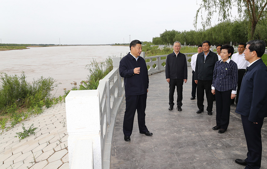 6月8日至10日，中共中央總書記、國家主席、中央軍委主席習(xí)近平在寧夏考察。這是6月8日下午，習(xí)近平在黃河吳忠濱河大道古城灣砌護(hù)段，察看黃河生態(tài)治理保護(hù)狀況。 新華社記者 鞠鵬 攝