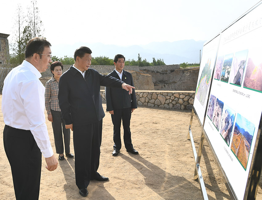 6月8日至10日，中共中央總書記、國家主席、中央軍委主席習近平在寧夏考察。這是6月9日下午，習近平在銀川市西夏區賀蘭山東麓，聽取賀蘭山生態保護和環境綜合整治情況匯報。 新華社記者 謝環馳 攝