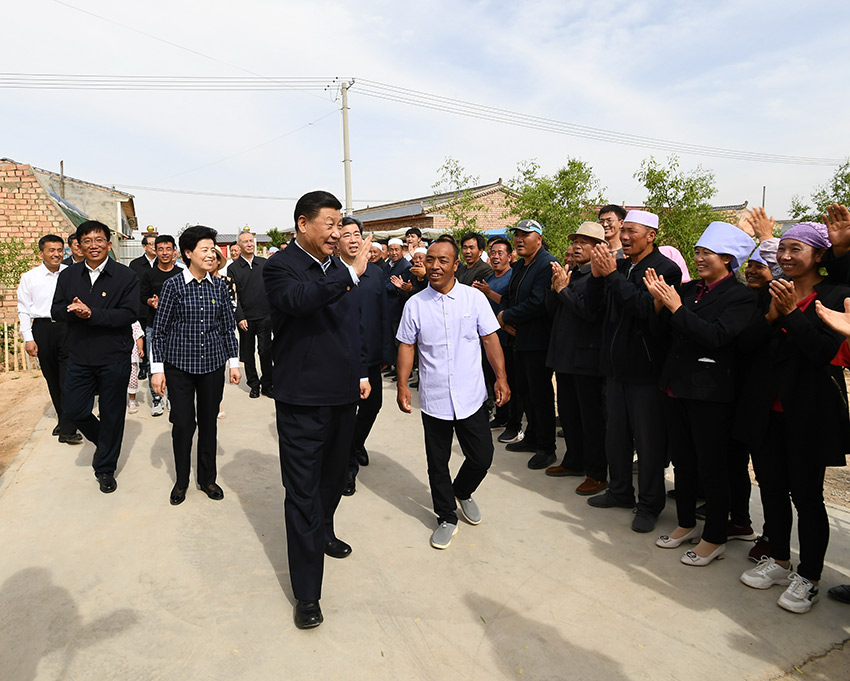 6月8日至10日，中共中央總書記、國家主席、中央軍委主席習(xí)近平在寧夏考察。這是6月8日下午，習(xí)近平在吳忠市紅寺堡區(qū)紅寺堡鎮(zhèn)弘德村看望移民搬遷群眾，向村民們揮手致意。 新華社記者 謝環(huán)馳 攝