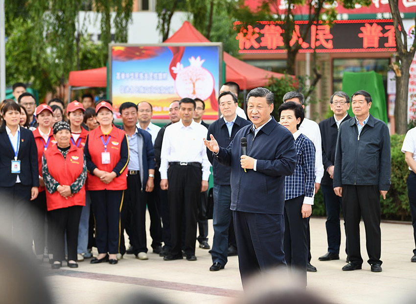 6月8日至10日，中共中央總書記、國家主席、中央軍委主席習近平在寧夏考察。這是6月8日下午，習近平在吳忠市利通區金花園社區廣場，同居民們親切交流。 新華社記者 燕雁 攝