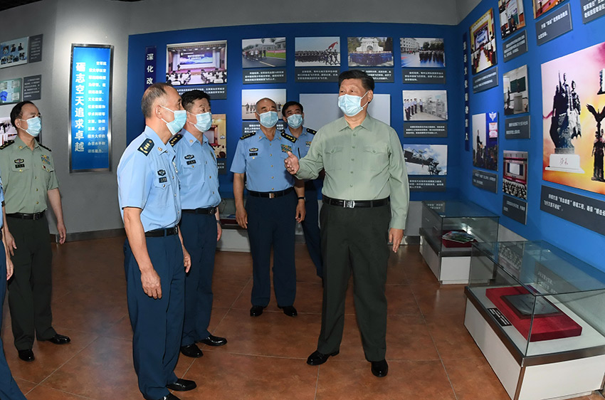 八一建軍節(jié)到來之際，中共中央總書記、國家主席、中央軍委主席習近平7月23日到空軍航空大學視察，代表黨中央和中央軍委，向學校師生員工致以誠摯問候，向全體人民解放軍指戰(zhàn)員、武警部隊官兵、民兵預備役人員致以節(jié)日祝賀。這是習近平參觀學校航空館。 新華社記者 李剛 攝