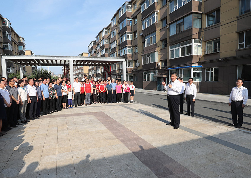 7月22日至24日，中共中央總書記、國家主席、中央軍委主席習近平在吉林省考察。這是7月23日下午，習近平在長春市寬城區(qū)團山街道長山花園社區(qū)廣場，同居民們親切交流。 新華社記者 王曄 攝