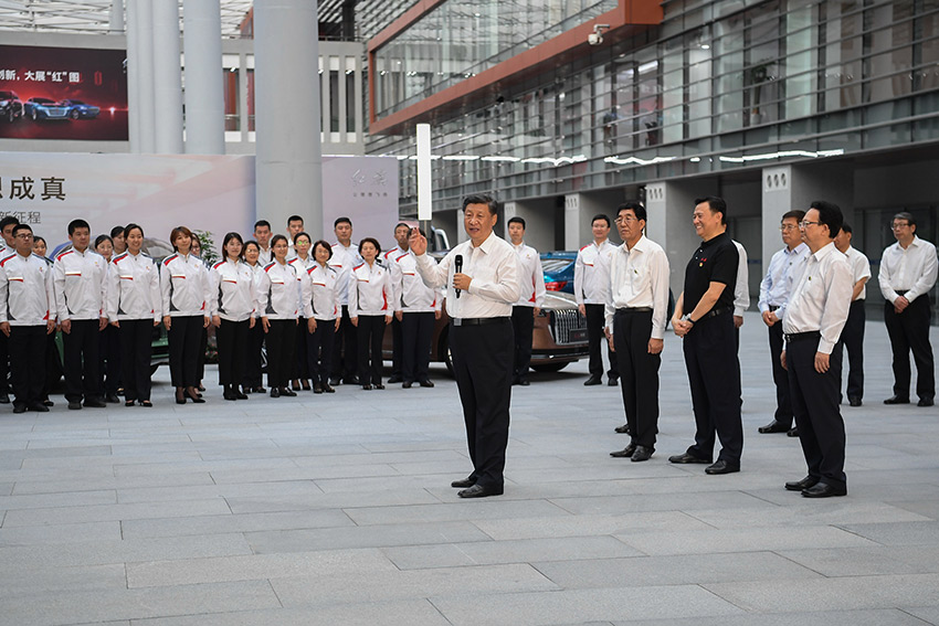 7月22日至24日，中共中央總書記、國家主席、中央軍委主席習近平在吉林省考察。這是7月23日下午，習近平在長春市一汽集團研發總院，同職工代表親切交流。 新華社記者 燕雁 攝