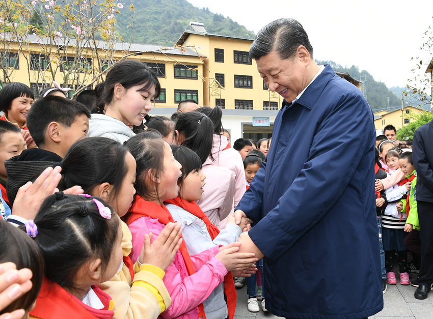 2019年4月15日至17日，中共中央總書記、國家主席、中央軍委主席習近平在重慶考察，並主持召開解決“兩不愁三保障”突出問題座談會。這是15日下午，習近平在石柱土家族自治縣中益鄉小學同學生們親切交談，詢問他們學習和生活情況。新華社記者 謝環馳 攝