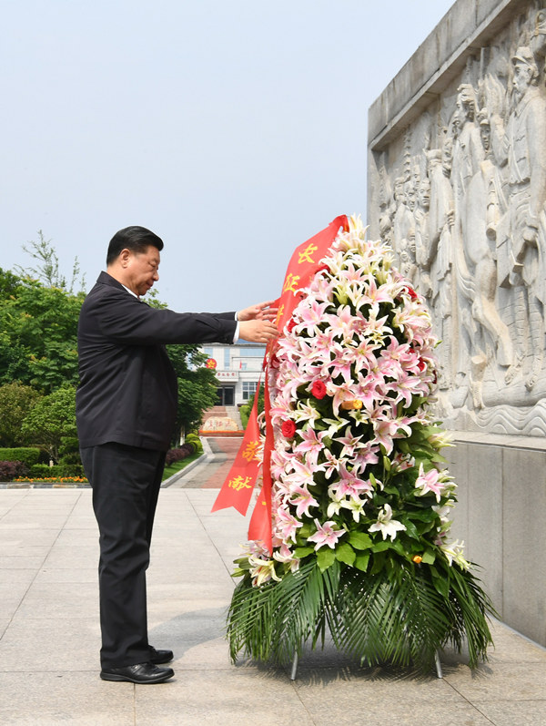 2019年5月20日，正在江西考察調(diào)研的中共中央總書記、國家主席、中央軍委主席習(xí)近平，來到中央紅軍長征集結(jié)出發(fā)地贛州市於都縣，向中央紅軍長征出發(fā)紀(jì)念碑敬獻(xiàn)花籃。新華社記者 謝環(huán)馳 攝