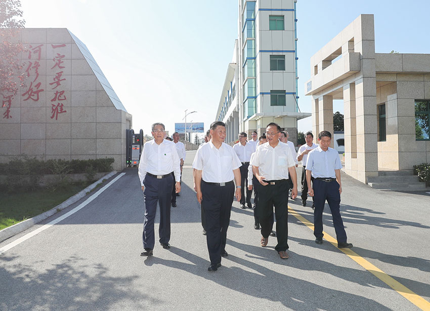 8月18日至21日，中共中央總書記、國家主席、中央軍委主席習近平在安徽省考察。這是18日下午，習近平在阜陽市阜南縣王家壩閘考察，了解安徽省防汛工作及王家壩開閘分洪情況。 新華社記者 王曄 攝