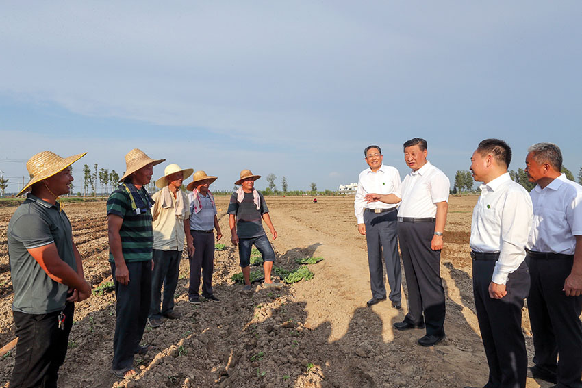 8月18日至21日，中共中央總書記、國家主席、中央軍委主席習近平在安徽省考察。這是18日下午，習近平在阜陽市阜南縣蒙窪蓄洪區，同正在退水地塊補種蔬菜的鄉親們親切交流。 新華社記者 鞠鵬 攝