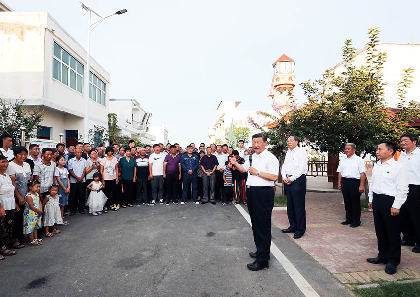 8月18日至21日，中共中央總書記、國家主席、中央軍委主席習近平在安徽省考察。這是18日下午，習近平在阜陽市阜南縣蒙窪蓄洪區曹集鎮利民村西田坡莊臺，看望慰問受災群眾。 新華社記者 鞠鵬 攝