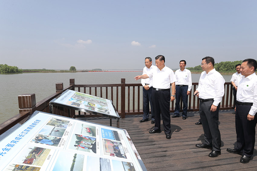 8月18日至21日，中共中央總書記、國家主席、中央軍委主席習近平在安徽省考察。這是19日上午，習近平在馬鞍山市薛家窪生態園，了解馬鞍山市長江岸線綜合整治和生態環境保護修復等情況。 新華社記者 王曄 攝