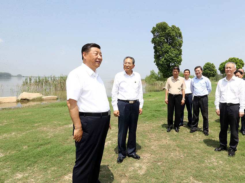 8月18日至21日，中共中央總書記、國家主席、中央軍委主席習近平在安徽省考察。這是19日上午，習近平在馬鞍山市薛家窪生態(tài)園，察看長江水情水勢和岸線生態(tài)環(huán)境。 新華社記者 鞠鵬 攝