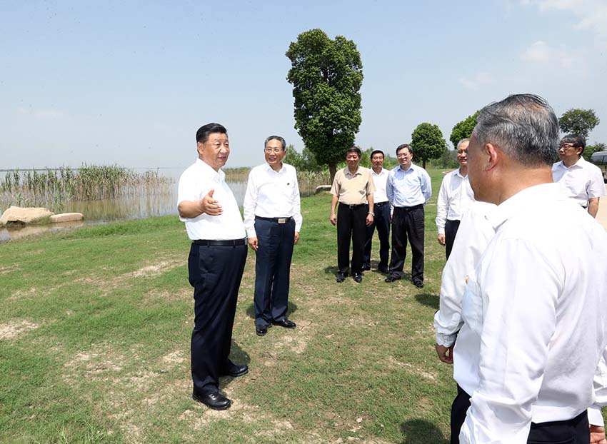 習近平總書記19日上午在安徽省馬鞍山市考察調研。他首先來到薛家窪生態園，實地察看長江水勢水情、岸線綜合整治和生態環境保護修復等情況。隨后，習近平前往中國寶武馬鋼集團，走進生產車間，了解企業復工復產和經營情況。（文字記者：新華社 張曉鬆 攝影記者：新華社 鞠鵬 王曄）