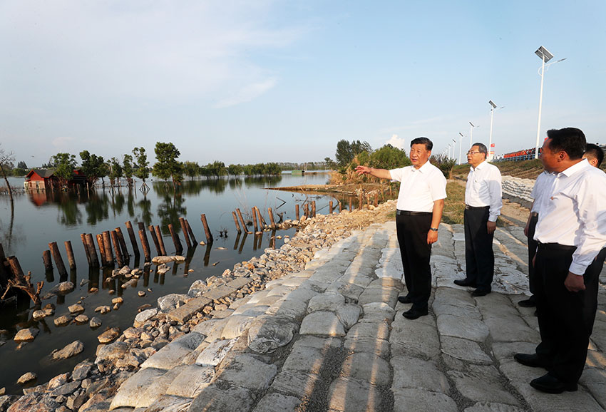 8月18日至21日，中共中央總書記、國家主席、中央軍委主席習近平在安徽省考察。這是19日下午，習近平在合肥市肥東縣十八聯圩生態濕地蓄洪區巢湖大堤羅家疃段考察，了解巢湖主要圩口分洪和蓄洪區受災情況。 新華社記者 王曄 攝