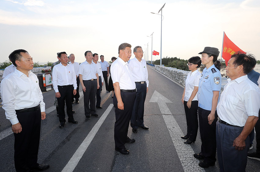 8月18日至21日，中共中央總書記、國家主席、中央軍委主席習近平在安徽省考察。這是19日下午，習近平在合肥市肥東縣十八聯(lián)圩生態(tài)濕地蓄洪區(qū)巢湖大堤上，親切看望慰問在防汛抗洪救災斗爭中犧牲同志的家屬。 新華社記者 王曄 攝