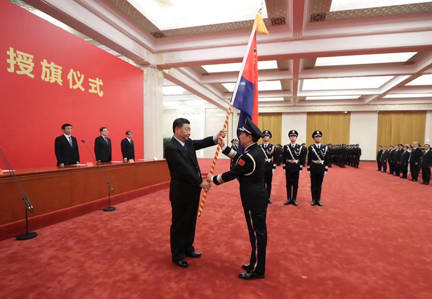 8月26日，中國人民警察警旗授旗儀式在人民大會(huì)堂舉行。中共中央總書記、國家主席、中央軍委主席習(xí)近平向中國人民警察隊(duì)伍授旗並致訓(xùn)詞。這是習(xí)近平向中國人民警察隊(duì)伍授旗。 新華社記者 鞠鵬 攝