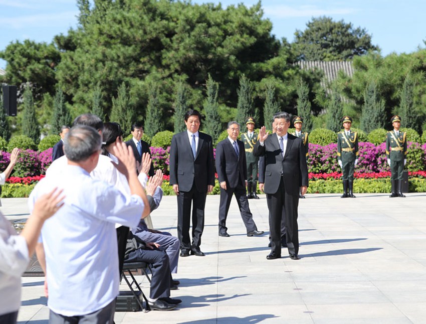 9月3日上午，習近平、李克強、栗戰(zhàn)書、汪洋、王滬寧、趙樂際、韓正、王岐山等黨和國家領導人來到中國人民抗日戰(zhàn)爭紀念館，出席紀念中國人民抗日戰(zhàn)爭暨世界反法西斯戰(zhàn)爭勝利75周年向抗戰(zhàn)烈士敬獻花籃儀式。新華社記者 王曄 攝