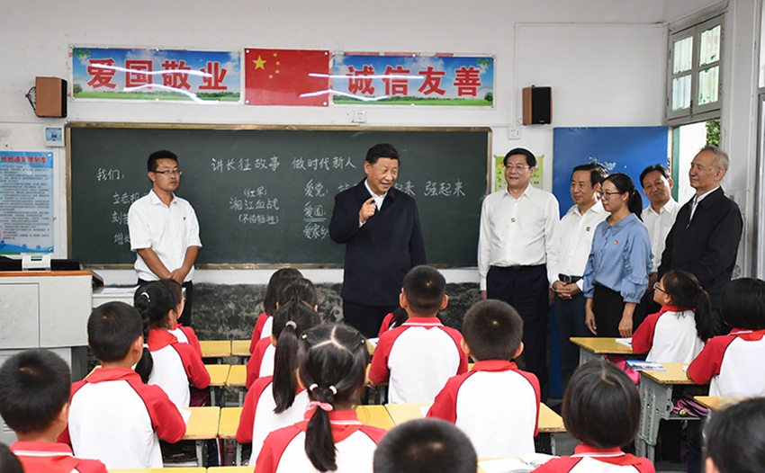 9月16日至18日，中共中央總書記、國家主席、中央軍委主席習近平在湖南考察。這是16日下午，習近平在郴州市汝城縣文明瑤族鄉第一片小學，同正在上思政課的同學們親切交流。新華社記者 謝環馳 攝