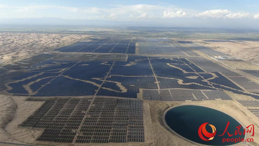 庫布其沙漠腹地的鄂爾多斯市達拉特光伏發電應用領跑基地。人民網記者 齊浩男攝