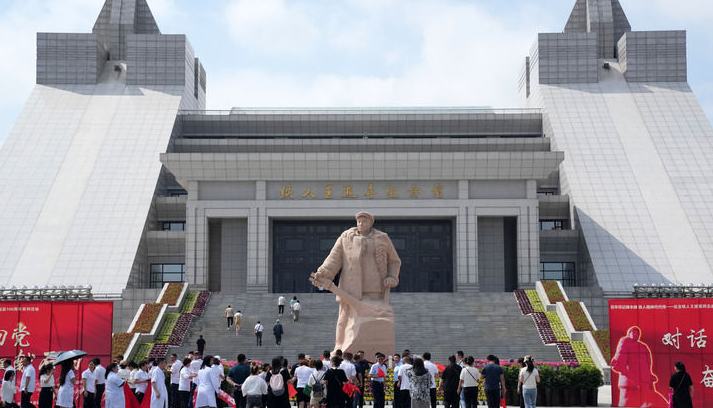 大力弘揚大慶精神、鐵人精神大慶油田的開發建設，創造了令世人矚目的輝煌業績，挺起了民族工業的脊梁，大長了中國人的志氣！習近平總書記指出，大慶油田的卓越貢獻已經鐫刻在偉大祖國的歷史豐碑上，大慶精神、鐵人精神已經成為中華民族偉大精神的重要組成部分。