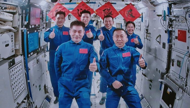 逐夢太空 接續奮斗2024年10月30日，神舟十九號載人飛船發射成功，6名航天員在中國空間站再度“會師”。習近平總書記指出，“建設航天強國要靠一代代人接續奮斗”，強調大力弘揚載人航天精神。21年間，我國已有24名航天員進入太空，載人航天事業實現了跨越式發展，取得了舉世矚目的成就。