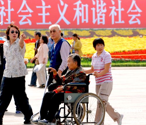 十月十日，北京天安門廣場上“構建社會主義和諧社會”的標語牌鮮艷醒目。本月八日召開的中共十六屆六中全會，審議《中共中央關於構建社會主義和諧社會若干重大問題的決定》，這是中國改革開放以來，首次將社會問題納入決策討論內容。 中新社發 廖攀 攝