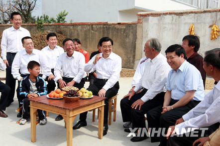 9月30日，中共中央總書記、國家主席、中央軍委主席胡錦濤到安徽農村考察。這是胡錦濤在滁州市鳳陽縣小崗村村民關友江家院子裡同村民們親切交談，共商農村改革發展大計。新華社記者鞠鵬攝